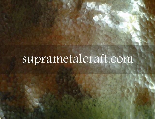 Gambar diatas adalah salah satu model hammered texture hand hammered copper patern yg dibuat acak. foto diambil dengan keadaan plat hammered texture tsb belum difinihsing warnanya.
