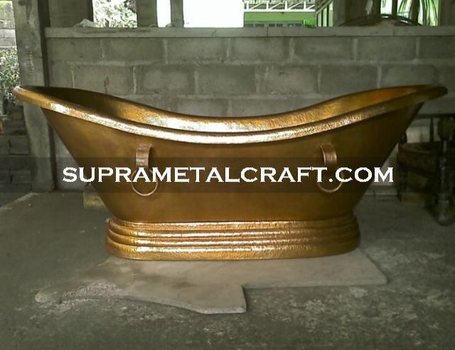 Gambar bathtub tembaga dengan design standard namun ditambah aksesoris berupa gelang2 tembaga. Texture pada permukaan bathtub ini adalah babar acak dengan finishing wana coklat muda.